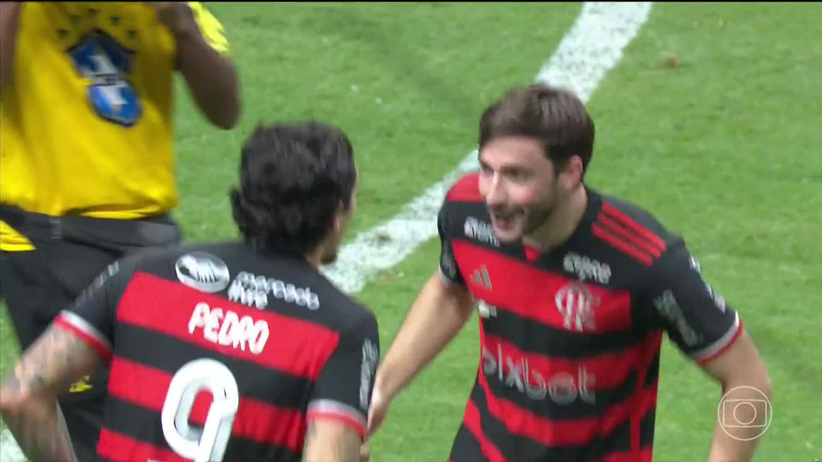 Lesionados, Pedro, Viña e Cebolinha comemoram título da Copa do Brasil pulando num pé só.