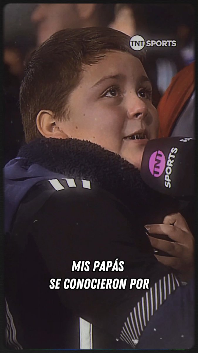 🤟⚪⚫ ¡Qué lindo que es el fútbol! #ColoColo se coronó monarca del #CampeonatoPrimera 2024 y la emoción desbordó en la fanaticada Alba, tal como lo demostró este pequeño hincha a TNT Sports con una tremenda historia de familia y amor a los colores 🤍🖤