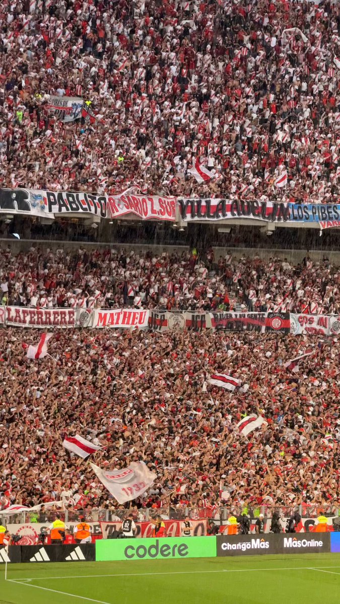 🎵🤯 “Todos los domingos a la tarde yo vengo a alentarteeeee”. Un domingo de lluvia, ante el peor equipo del campeonato y casi sin nada en juego.