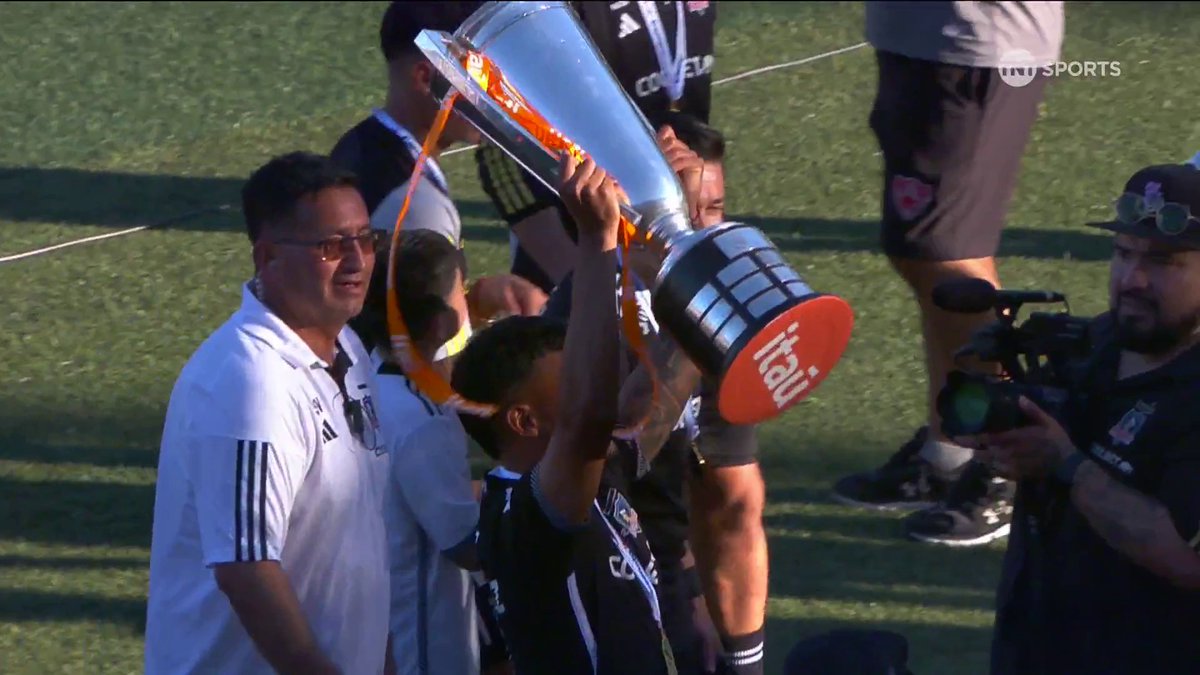 🏆⚽🖤 ¡Y SE LEVANTÓ LA COPA! #ColoColo celebra la culminación de un grandioso año, que le vio hacer una campaña histórica en el #CampeonatoPrimera y una excelente actuación en la Copa Libertadores. ¡Festeje como quiera, Cacique!