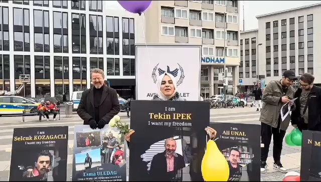 Koca aileden bir tek zarar görmemiş bu ülke ..hatta yaptıklarıyla ülkeye kalite katan bir aile .. eski #İpekÜniversitesi Ankara’da Londra sokakları diye tanıtılıyor ve gezdiriliyor .. Akın İpek H. Akın İpek varlığınız ve aileniz çok değerli TürkiyeninMelek AnnesineZulüm