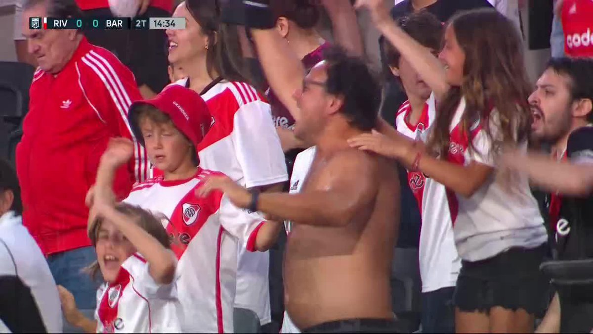 LA GENTE GANA PARTIDOS: cuando el partido iba 0-0, la hinchada de River metió delirio y carnaval en el Más Monumental.