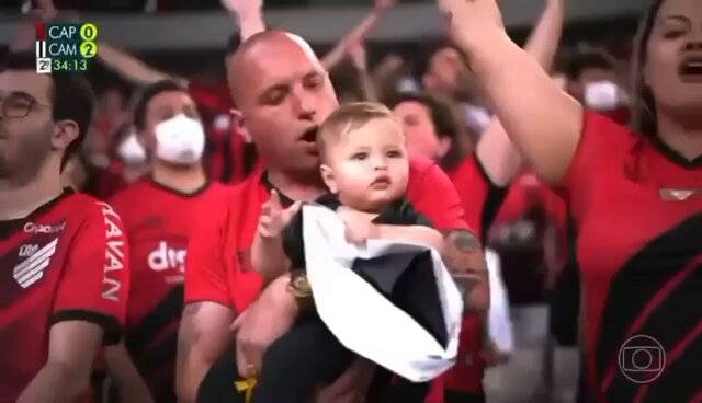 Vendo os lances agora do vexame das Galinhas Mineiras após tomarem o gol, me fez lembrar o show da torcida do Athletico Paranaense quando mesmo tomando 6x0 no agregado, em uma demonstração de amor ao Furacão, ofuscou completamente a festa do título dos cara dentro da Baixada.