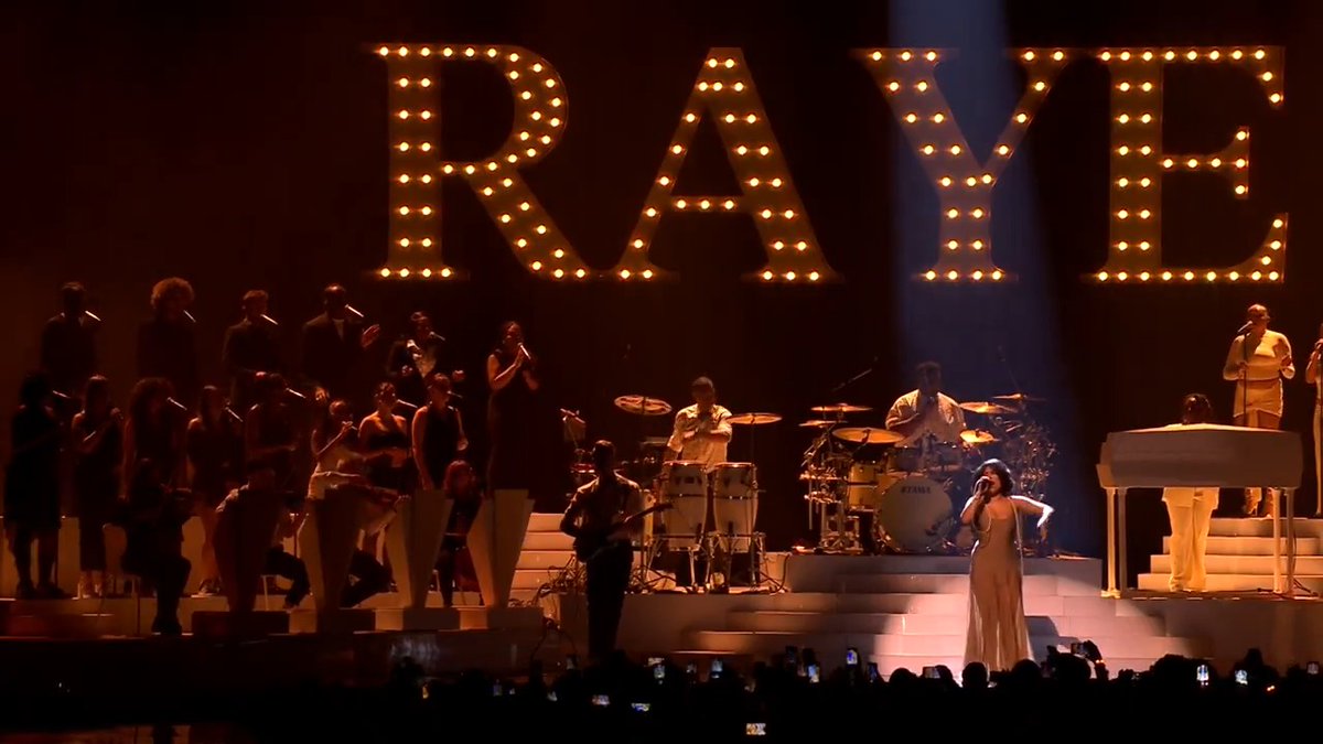 Speechless after watching @RAYE take the #MTVEMA stage! ๐ค