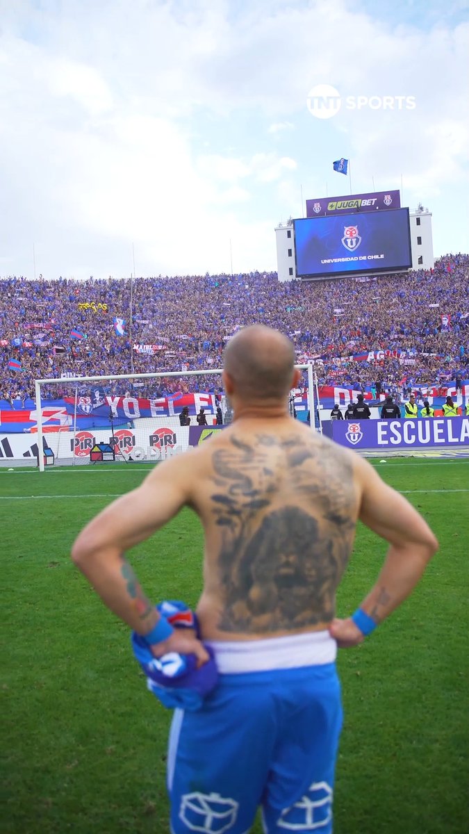 💙❤️🤘 ¡A VOLVER MÁS FUERTES EN EL #CAMPEONATOPRIMERA 2025, LEONES! #LaU no pudo llevarse la corona aunque luchó con todas sus fuerzas en un cierre de torneo al rojo vivo, y tras el pitazo final Marcelo Díaz compartió su profundo amor por el equipo que lo formó con los fieles hinchas del Romántico Viajero que repletaron el Estadio Nacional. "Hoy mi amor por este hermoso club es aún más gigante y sigue creciendo día a día. La U es pasión, es sentimiento y también sufrimiento", expresó el capitán de los Azules en sus redes sociales tras el partido.