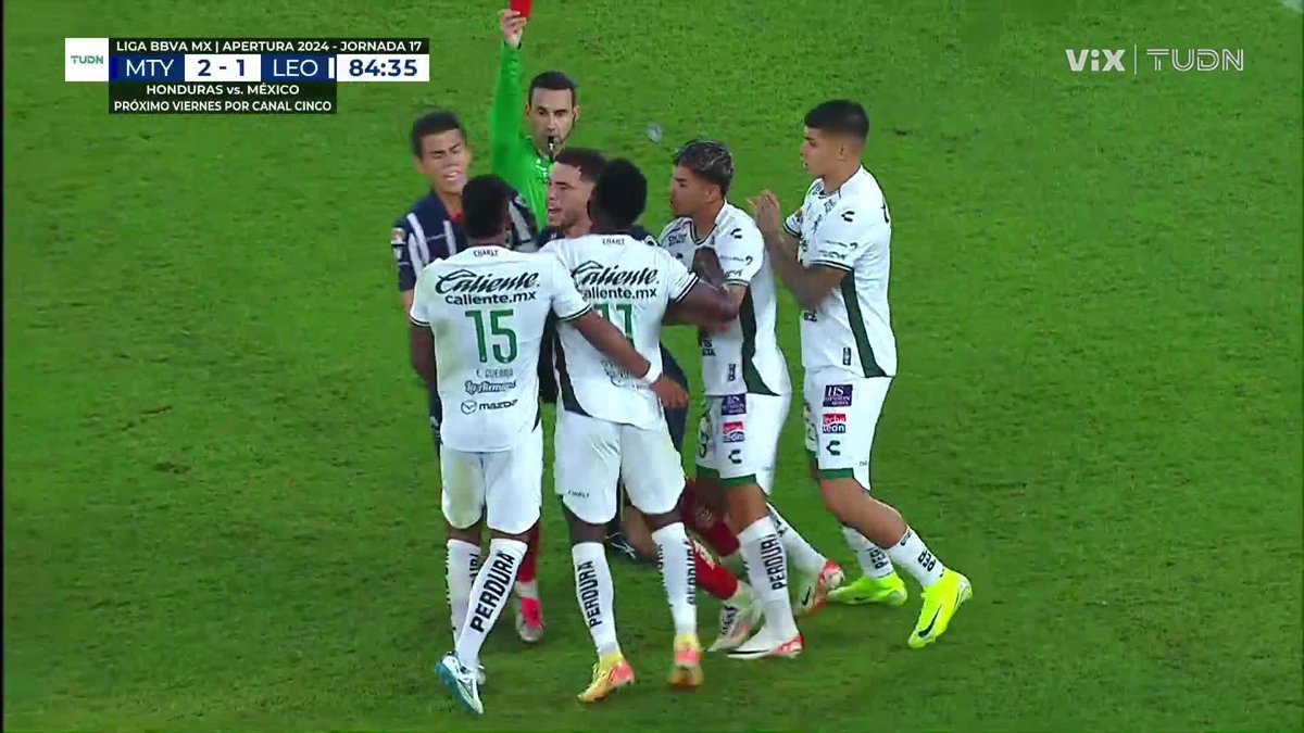 Primero el jugador de León hace la entrada de Roja directa, después lanza un puñetazo y en consecuencia Ocampos se lo regresa Para mi no debe de ser sancionado Ocampos, el árbitro dejó que pegara dos veces el jugador de Leon, Lucas solo se defendió.