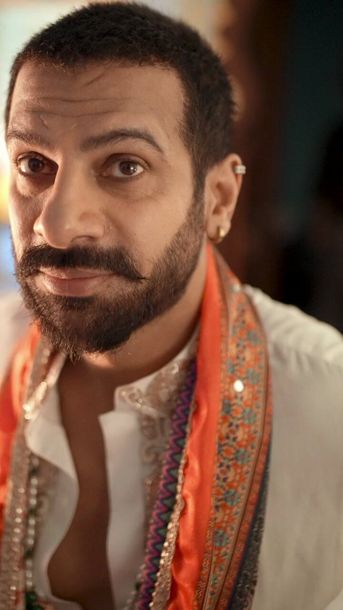 Acting pro in front of the camera, pro-dcaster behind it. 🎙️That’s #karanVeerMehra for you! Kehna Galat Galat is out now on our YT channel and all major streaming platforms 🎧 #VYRLOriginals #KehnaGalatGalat #KaranveerMehra #SanaMakbul #KunaalVermaa #BTS #BehindTheScene