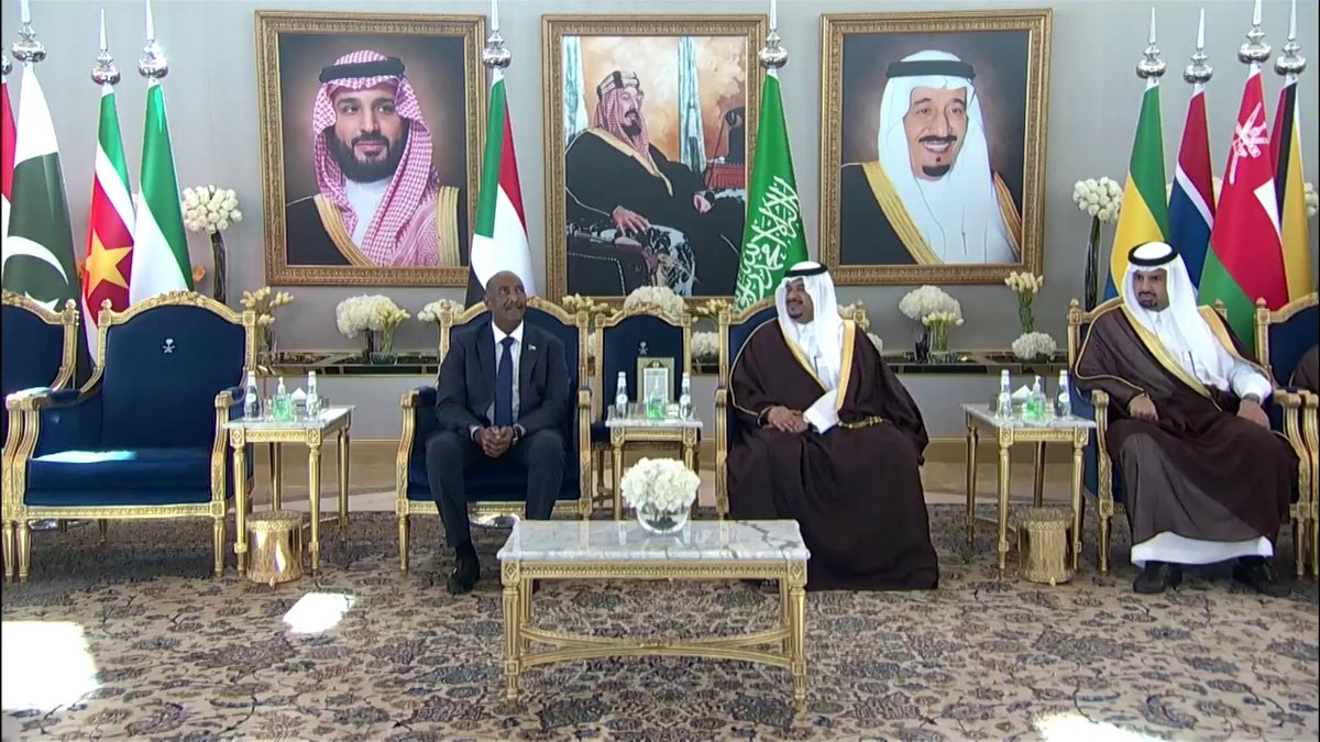 الرئيس "الشرعي" لحكومة السودان رئيس المجلس السيادي السوداني الشرعي دولة عبدالفتاح البرهان يصل إلى الرياض للمشاركة في #القمة_العربية_والإسلامية يامرحبا ويامسهلا بالممثل الشرعي للسودانيين ورئيس دولة السودان في بلدك الثاني السعودية 🇸🇦