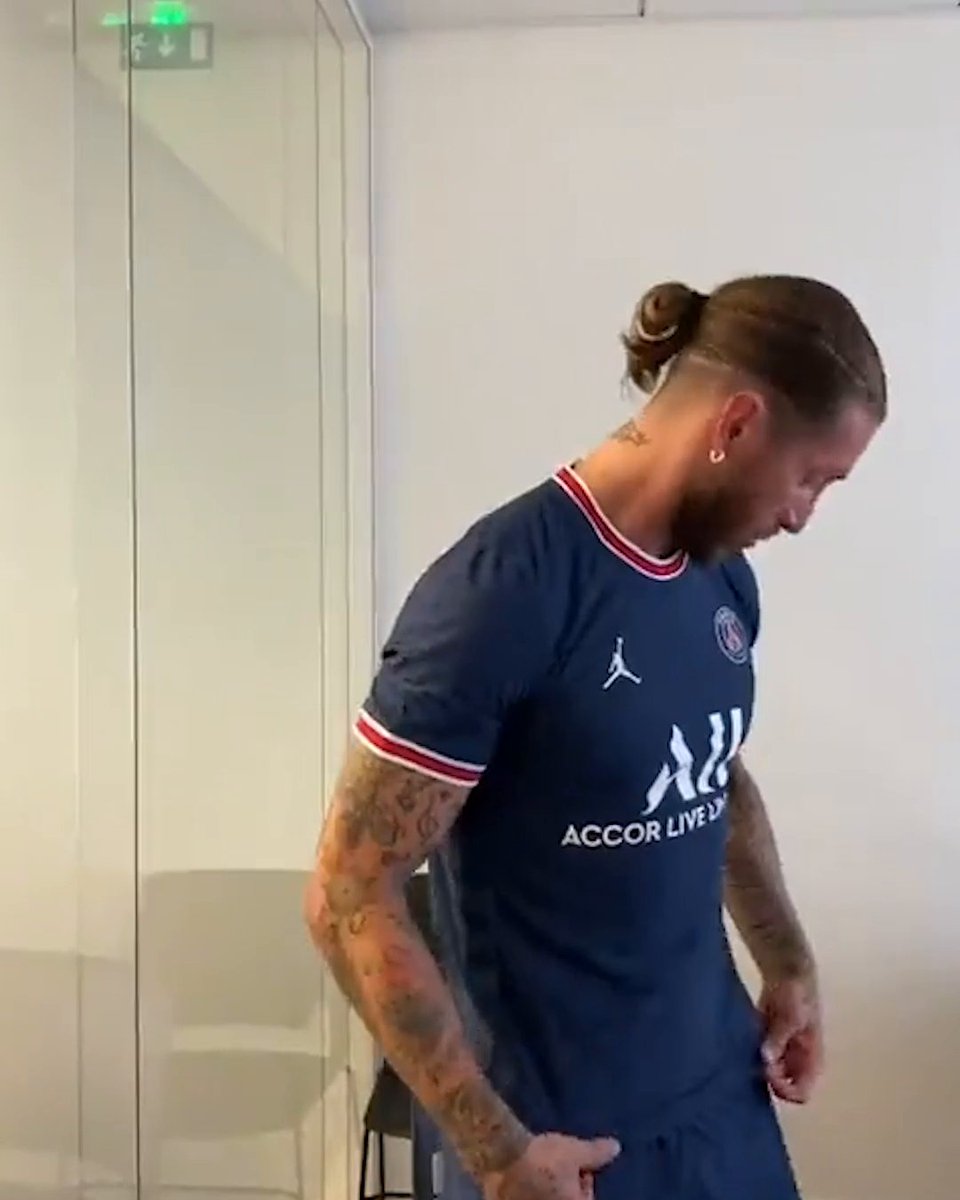 Sene 2021… Yıllarca oynadığı Real Madrid’den PSG’ye transfer olan Ramos, yeni formasını giydikten sonra refleks olarak kaptanlık pazubandını düzeltmeye çalışıyor.