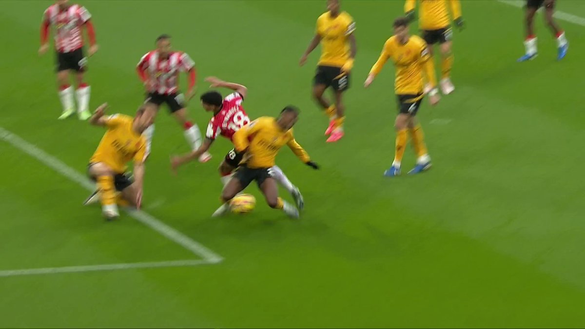 "I really feel for Southampton, I think it should have been a goal" Ref watch discuss Southampton's disallowed goal vs Wolves after the referee looked at the foul eight times from the same angle on the monitor 💬