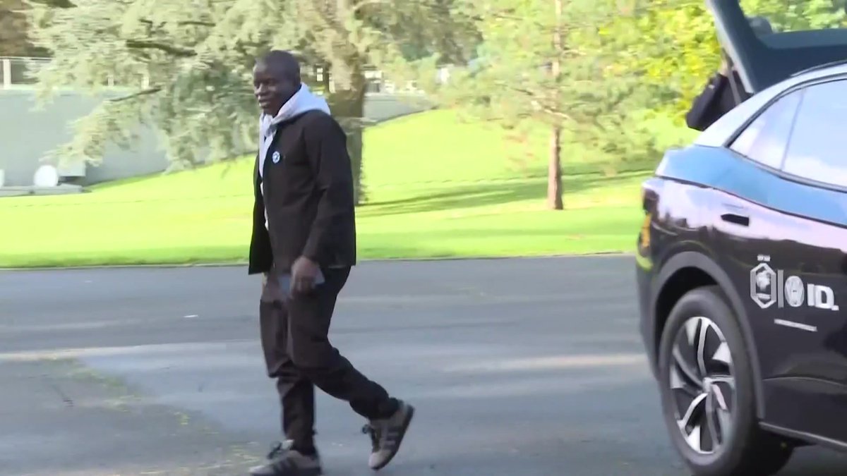 🚨 N’Golo Kanté est le premier à arriver à Clairefontaine. 🇫🇷😁 🎥 L'Équipe
