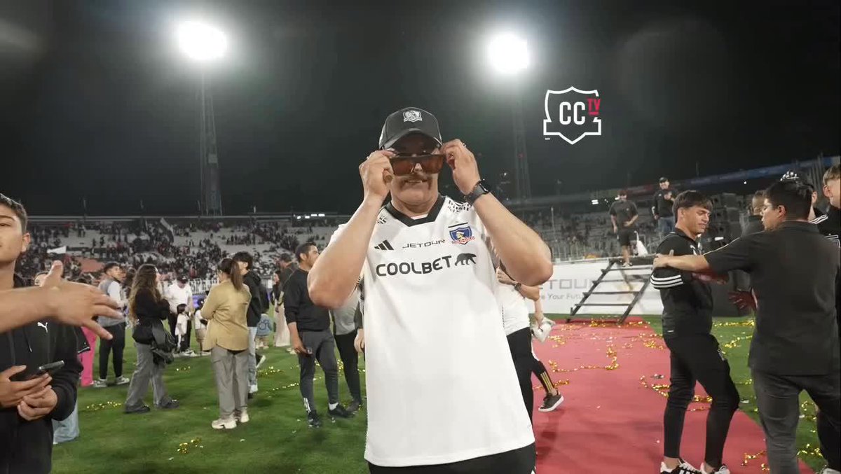 "HERMOSA MAÑANA, CAMPEONES". Con gorra, anteojos y HABANO: ¡Así disfrutó Jorge Almirón del 34° Campeonato Nacional en la historia del Colo Colo! 📹 Colo-Colo