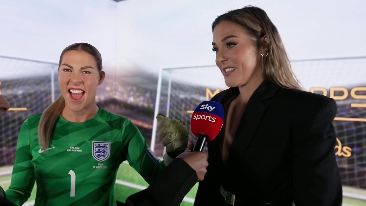 The first female professional footballer to be honoured with a waxwork at Madame Tussauds! Mary Earps meets Mary Earps 👭🧤