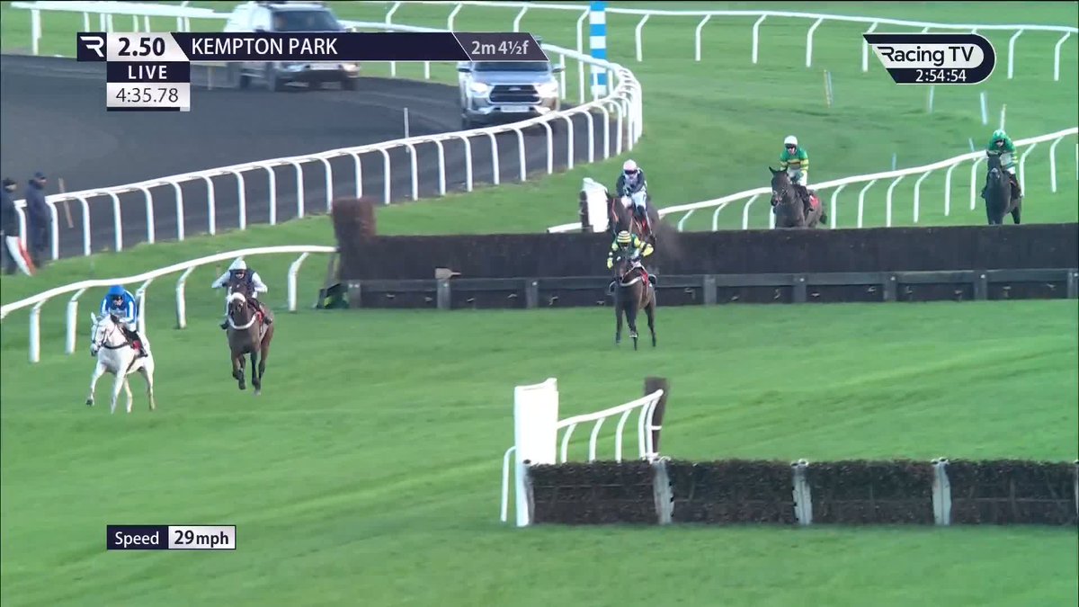 Ilovethenightlife chases down the grey Sacre Coeur to prevail on the line in the Weatherbys &amp; Birdie Calendars Mares' Handicap Chase, a win for the team of Brendan Powell Jr and Joe Tizzard Racing 🚀