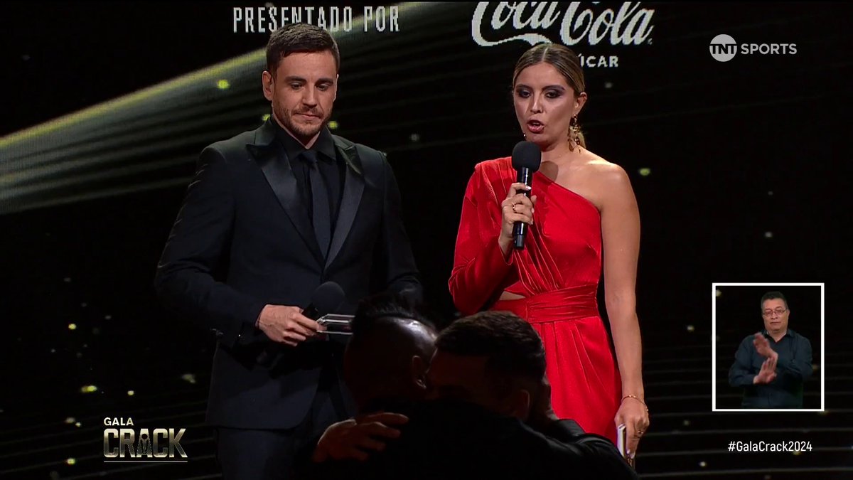🇨🇱🏆🤟"Buscaremos devolver a la selección a lo más alto". Lucas Cepeda fue el primer premiado de la noche en la #GalaCrack2024, donde destacó ganar el #CampeonatoPrimera en #ColoColo junto a Arturo Vidal.