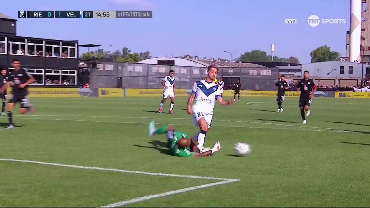 Capaz, capaz, capaz, digo eh, capaz, lo cagaron a Vélez para ayudar a River y tratar de que Gallardo gane algo antes de fin de año, pero bueno, el presidente de Vélez no va a decir nada de eso, y el papá de Gómez tampoco tiene tiempo para twitear, capaz eh