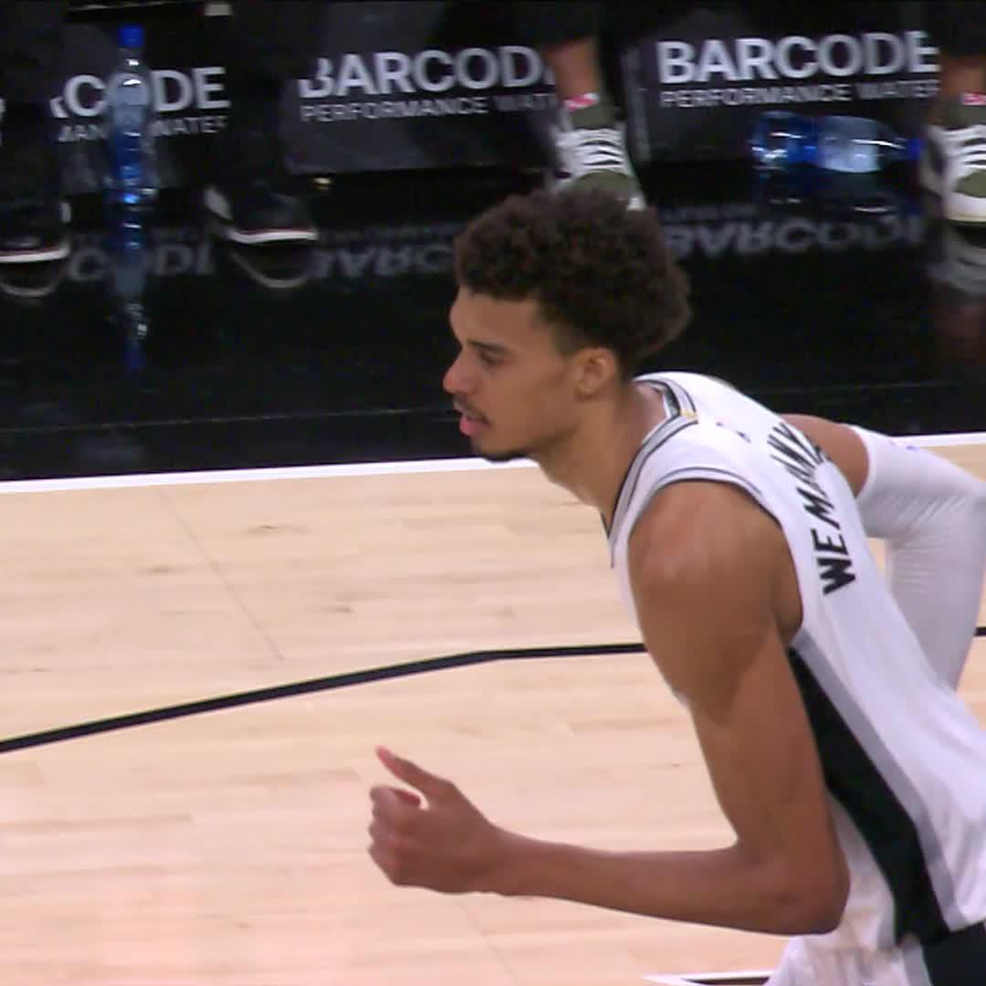 Mesdames &amp; Messieurs, VICTOR WEMBANYAMA 🇫🇷 34 POINTS 14 REBONDS 6 PASSES 3 CONTRES 13/22 FG - 6/12 3PM Son meilleur match de la saison !