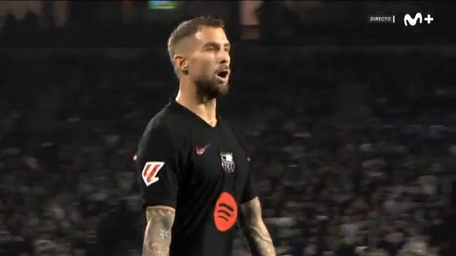 1. Iñaki juega en corto con Iñigo y este le echa la bronca. 2. En la siguiente jugada Iñaki juega en largo. 3. La #RealSociedad marca gol. El villano de una historia mal contada.