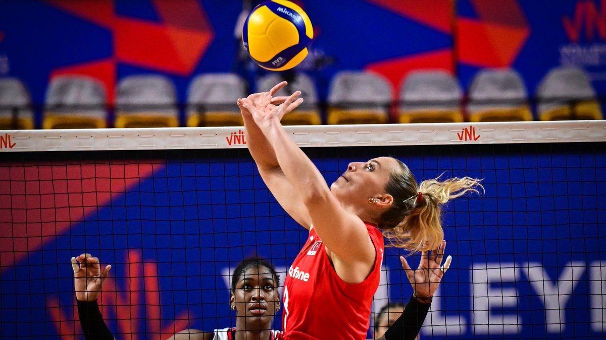 CANSU ÖZBAY 🇹🇷 With skill and experience, this setter is a key asset for VakıfBank Spor Kulübü and Team Türkiye! Catch some of her top moves from #VNL2024! 🏐 #BePartOfTheGame #Volleyball
