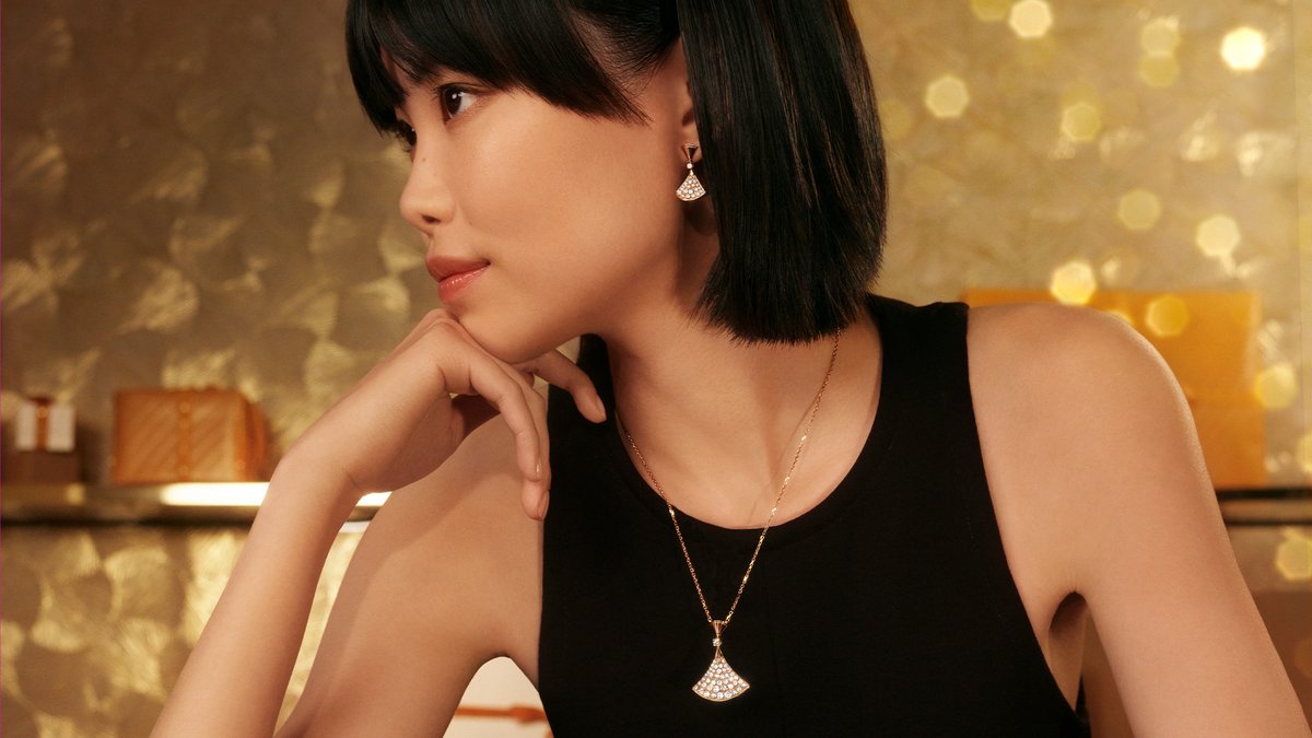 Celebrate the holidays at the Bvlgari Hotel Roma. Discover giftable treasures, including gold pieces from the Divas' Dream collection, at #Bvlgari #BvlgariJewelry #DivasDream #BvlgariCelebration #BvlgariHolidays #BvlgariGifts