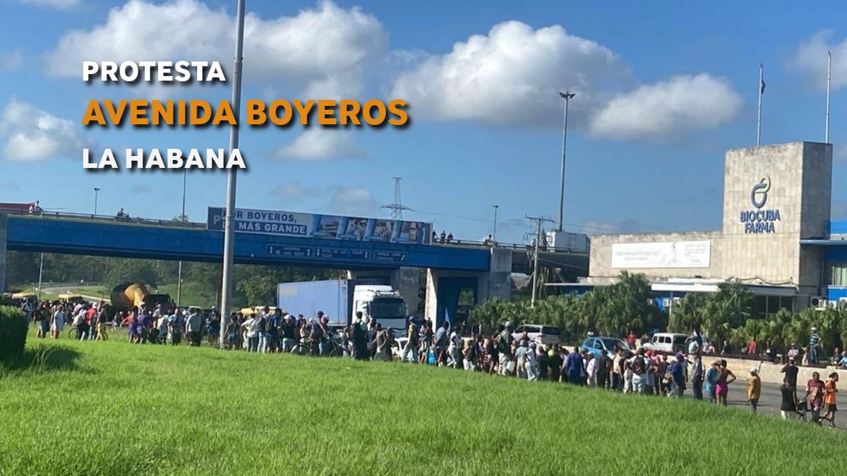 ⚠️⚠️Sucediendo ahora… vecinos de Boyeros en La Habana cierran la Avenida en protesta tras más de una semana sin electricidad. La situación es la isla es en extremo crítica. #SOSCuba