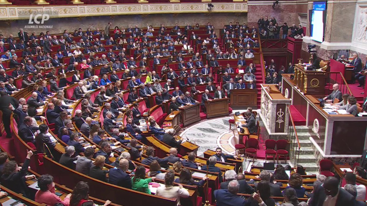 🔴🏛️ #Budget2025 : l'Assemblée rejette la partie "recettes", largement modifiée lors des débats. Seuls les groupes du NFP ont voté "pour". Le budget va donc être transmis au Sénat dans sa version initiale, à l'exception des amendements acceptés par le gouvernement. #DirectAN