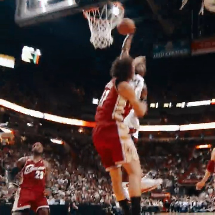 15 years ago today DWade went full anime on Anderson Varejao 🤯 11.12.09