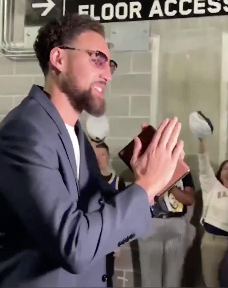 Hundreds of Warrior employees welcome Klay back to Chase Center 🙌❤️ (via NBA on TNT)