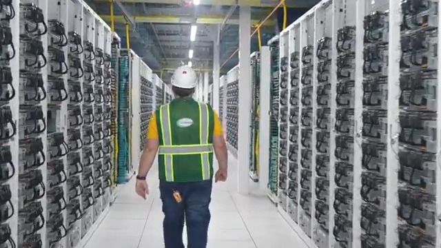 Discover how Supermicro’s advanced liquid-cooled racks power the groundbreaking xAI Colossus Supercomputer. Watch the exclusive data center video now! 🚀💻
