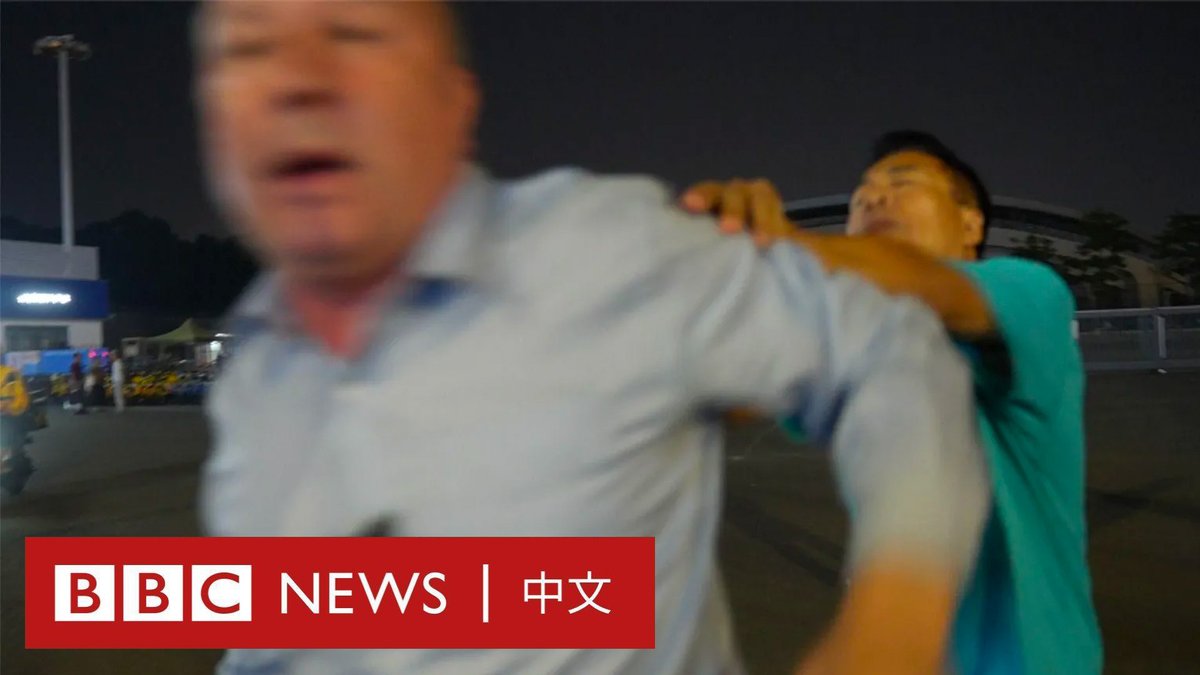 中国珠海的一座体育中心发生汽车冲撞人群事件,导致35人死亡、43人受伤,这是近年来该国发生的最严重的袭击案件之一。 警察通报称,嫌疑人在自残后仍然昏迷,调查显示其因为离婚后对财产分割结果不满,继而犯案。 BBC驻中国记者麦笛文(Stephen McDonell)来到现场报导,遭遇不明身份男子阻挠采访。