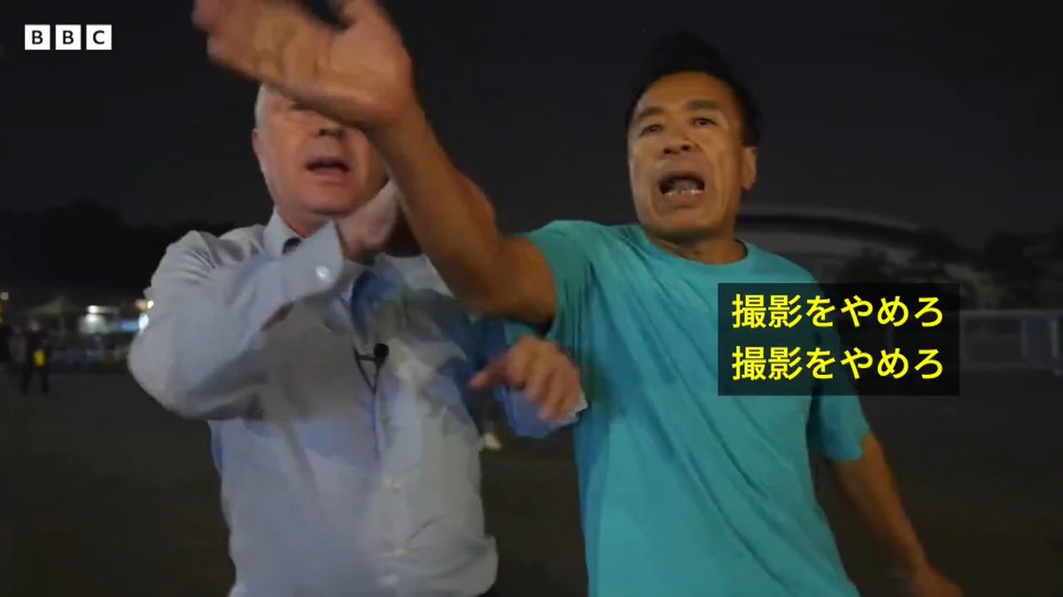 BBCニュース - BBC取材を妨害……中国の車暴走現場で男性が記者やカメラを押す