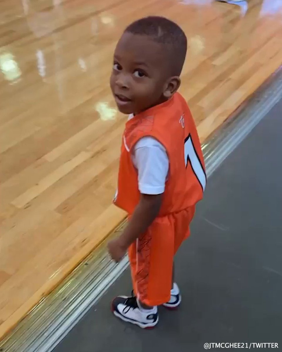 He gives his son a player intro before he steps onto the court 😀