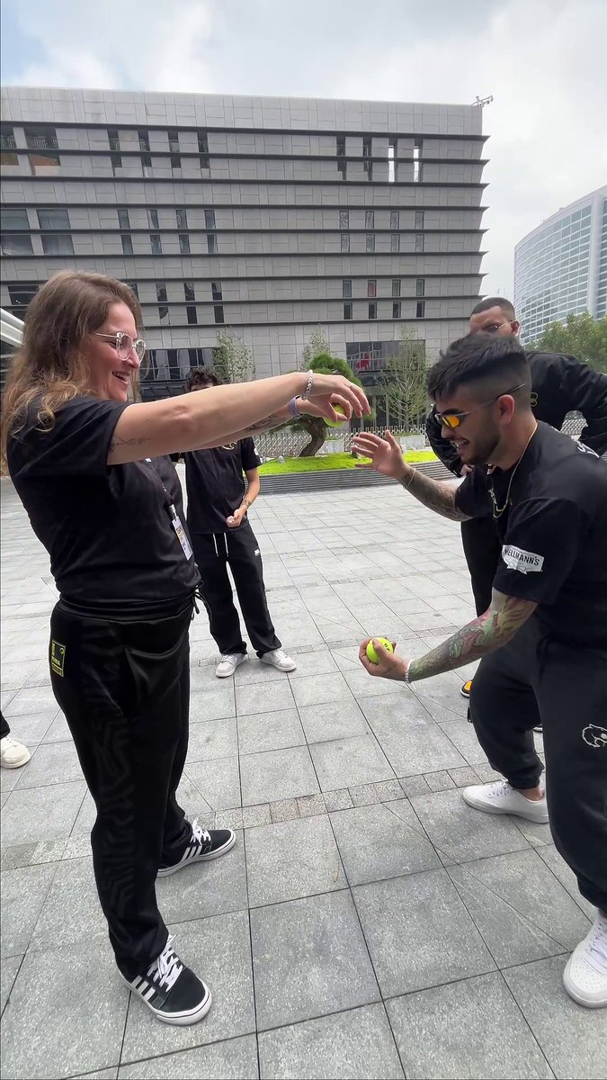 Momento com a psi Marta Minopoli aqui em Xangai e o papo segue no planejamento, pra chegarmos 100% amanhã no 3° dia de RMR! todo mundo pronto pra torcer nas MD3? 🙏🇧🇷 #ShanghaiMajor2024