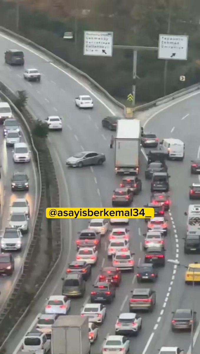Hadi bu kazayı yorumlayalım. Çekmeköy bağlantı yolunda bir otomobilin Tırın kör noktasına gelmesi sonucu maddi hasarlı kaza meydana geldi. Sürücüler araçlarını kenara çekmediği için ise iş çıkışı yoğun trafik oluştu. Aslında kaza olayı fotoğraflanıp araçlar kenara çekilse kimse daha fazla mağdur olmayacak.
