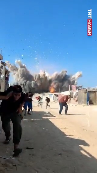 Gazze'de soykırıma devam eden İsrail, yerinden ettiği Filistinlilerin çadırlarını bombaladı. 1 çocuk öldü, 20'den fazla kişi yaralandı.