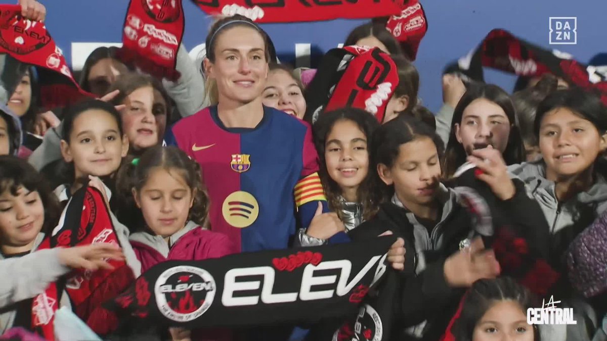 Una historia que emociona. Un mensaje de orgullo. Alexia Putellas creó la Fundación Eleven para que todas esas niñas con menos recursos pudieran jugar al fútbol… y ellas se lo agradecieron así 🥹🥹🥹🥹 #LaCentral