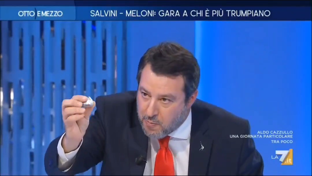 Gruber a Salvini: "Lei ha propagato questa fakenews che mi coinvolge sui social. Le do una notizia. Lo dico da anni che non possiamo accogliere tutti. Si guardi #ottoemezzo e vada oltre la propaganda" Salvini "Le ho portato un bacio perugina per la giornata della gentilezza"