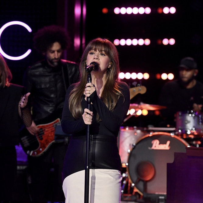 Kelly Clarkson showing how VERSATILE she is with this country rendition of Sabrina Carpenter’s ‘Please Please Please’