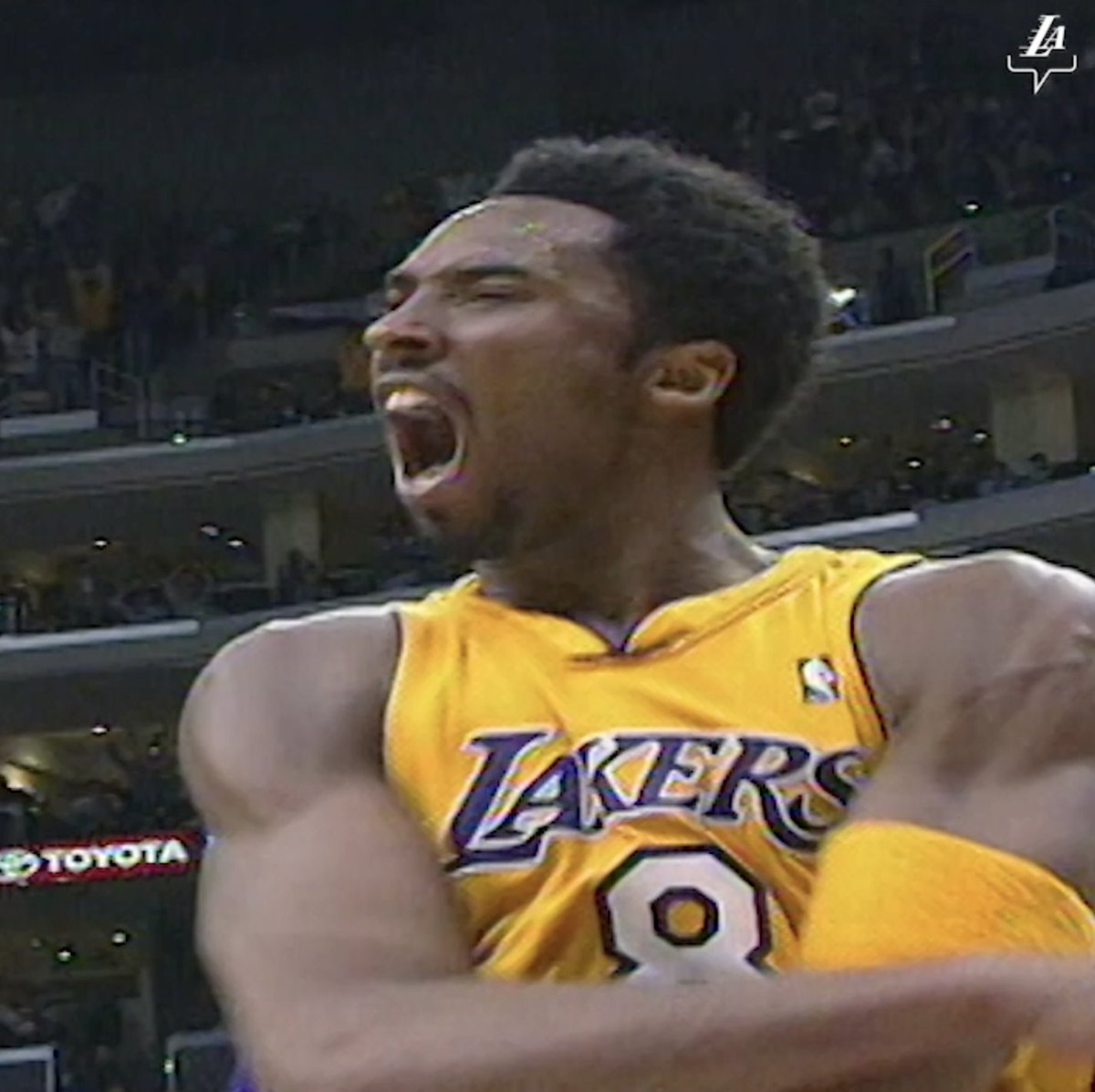 (2000) One of my favorite Kobe dunks ever. “They can’t f*ck with me!” 🗣