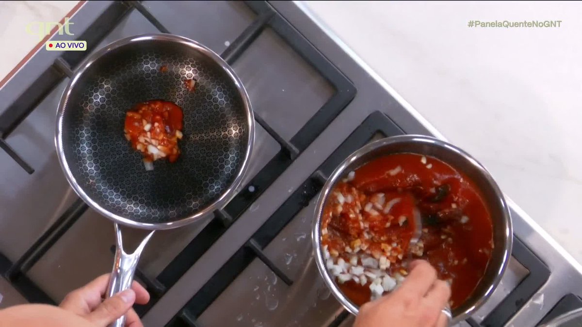 ELE CATANDO A CEBOLA DO MOLHO PRA REFOGAR 🗣️🗣️🗣️🗣️ #PanelaQuentenoGNT