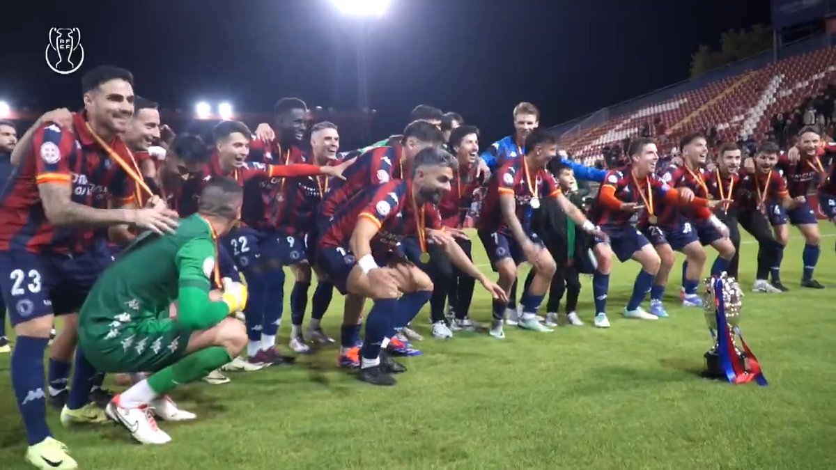 🙌 Aquí está... 🥳 ¡𝗟𝗔 𝗙𝗜𝗘𝗦𝗧𝗔 𝗗𝗘 𝗟𝗢𝗦 𝗖𝗔𝗠𝗣𝗘𝗢𝗡𝗘𝗦! 💙❤️ Día grande, muy grande, para el CD EXTREMADURA. #CopaFederación