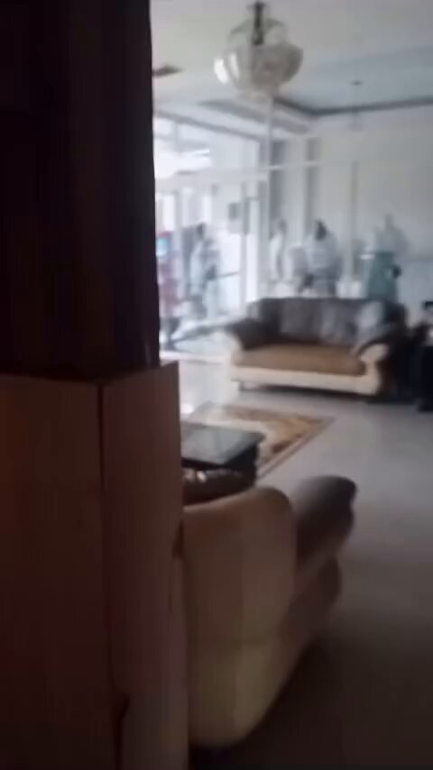 Dalam hotel permata Makasar Sesaat sebelum pergumulan Terjadi di luar hotel Istri sah dapetin suaminya selingkuh di hotel " Baru satu kali ngew3knya " wkwkwk