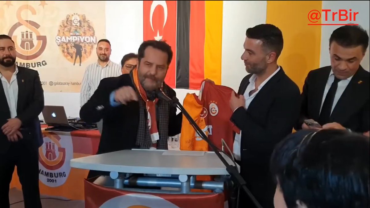 Galatasaray Hamburg Derneği açılışına katılan Erden Timur: "Şampiyonluk forması oluyor böyle sırayla oyuncuların imzaladığı. İçerde birisi sordu, 'Osimhen'in imzası var mı?' diye. Ben de ona, 'Haziran'da inşallah Osimhen'in de imzası olacak' dedim."