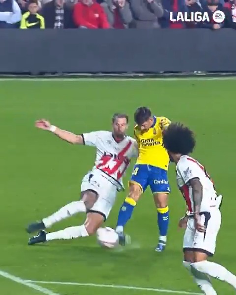 💛💥 𝗗𝗲 𝘁𝗿𝗲𝘀 𝗱𝗲𝗱𝗼𝘀. ¡Golazo de M. Fuster en el #RayoLasPalmas! #LALIGAEASPORTS | #LALIGAHighlights