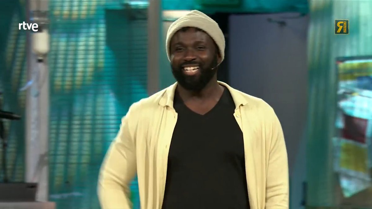 Malcolm Treviño-Sitté es el primer protagonista no blanco de una serie española. Ya es momento de que no sea novedad y que los actores y actrices no reciban papeles cuya característica principal es ser negro o negra. #LaRevuelta #DetectiveToure
