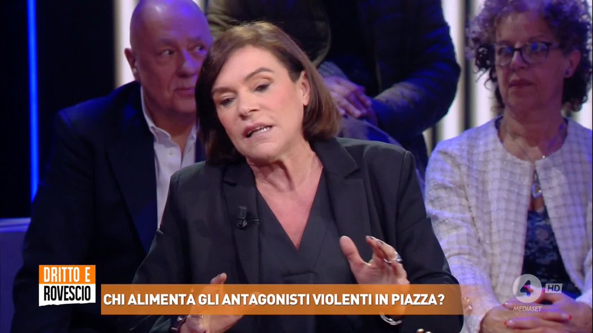 Scontri a Bologna tra antagonisti e Forze dell'ordine. "Quando sfili davanti al luogo in cui c'è stata una strage di matrice neo fascista, l'offesa è a tutti i cittadini bolognesi". Cosa ne pensate? #DrittoeRovescio in diretta su #Rete4 e in streaming su Mediaset Infinity