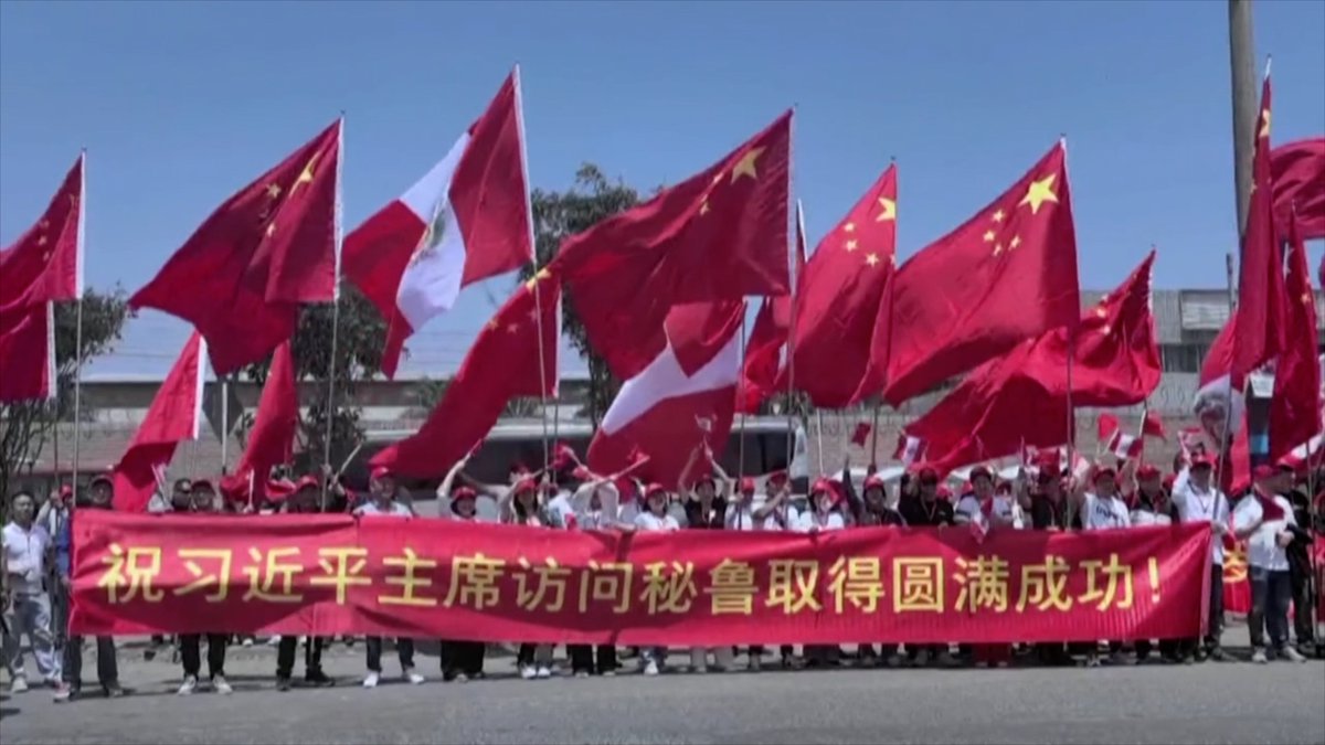 🇵🇪🇨🇳 | APEC 2024: Cientos de personas le dan la bienvenida al presidente chino Xi Jinping en su visita a Lima, Perú.