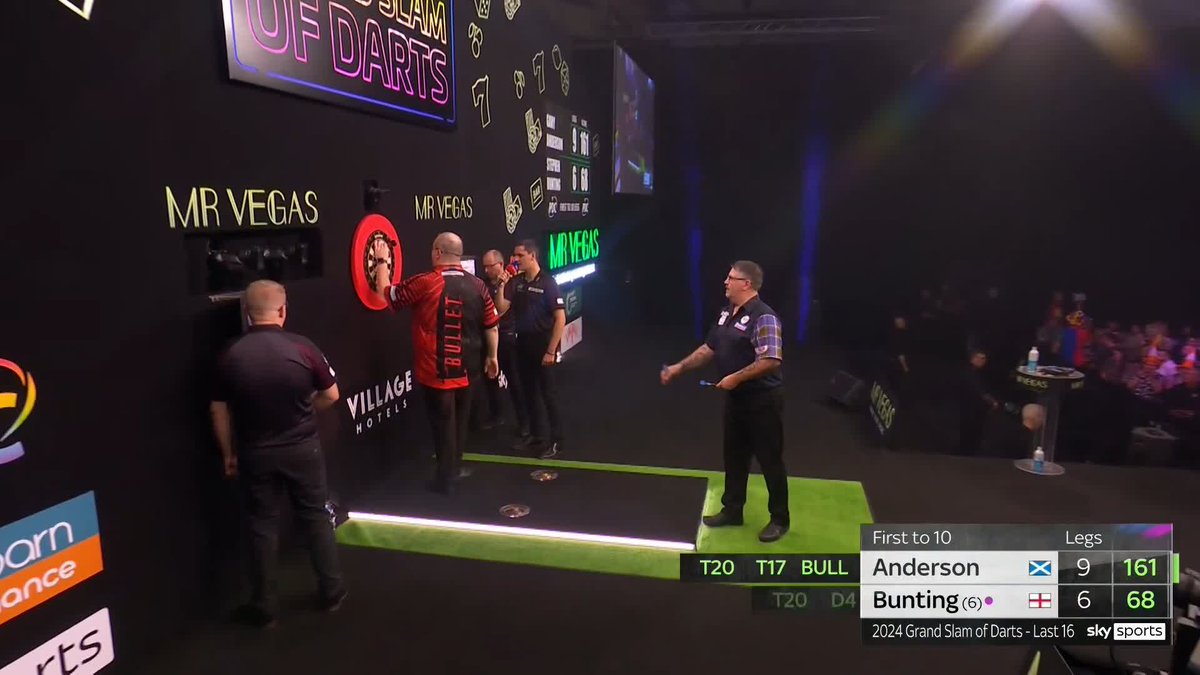 GARY GETS THE JOB DONE! Gary Anderson holds off a Stephen Bunting comeback attempt to wrap up a 10-6 win! The Flying Scotsman is into the quarter-finals! 📺 #GSOD | L16
