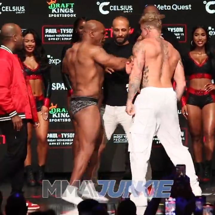 SLAP! Mike Tyson just did that to Jake Paul. 👀 #PaulTyson