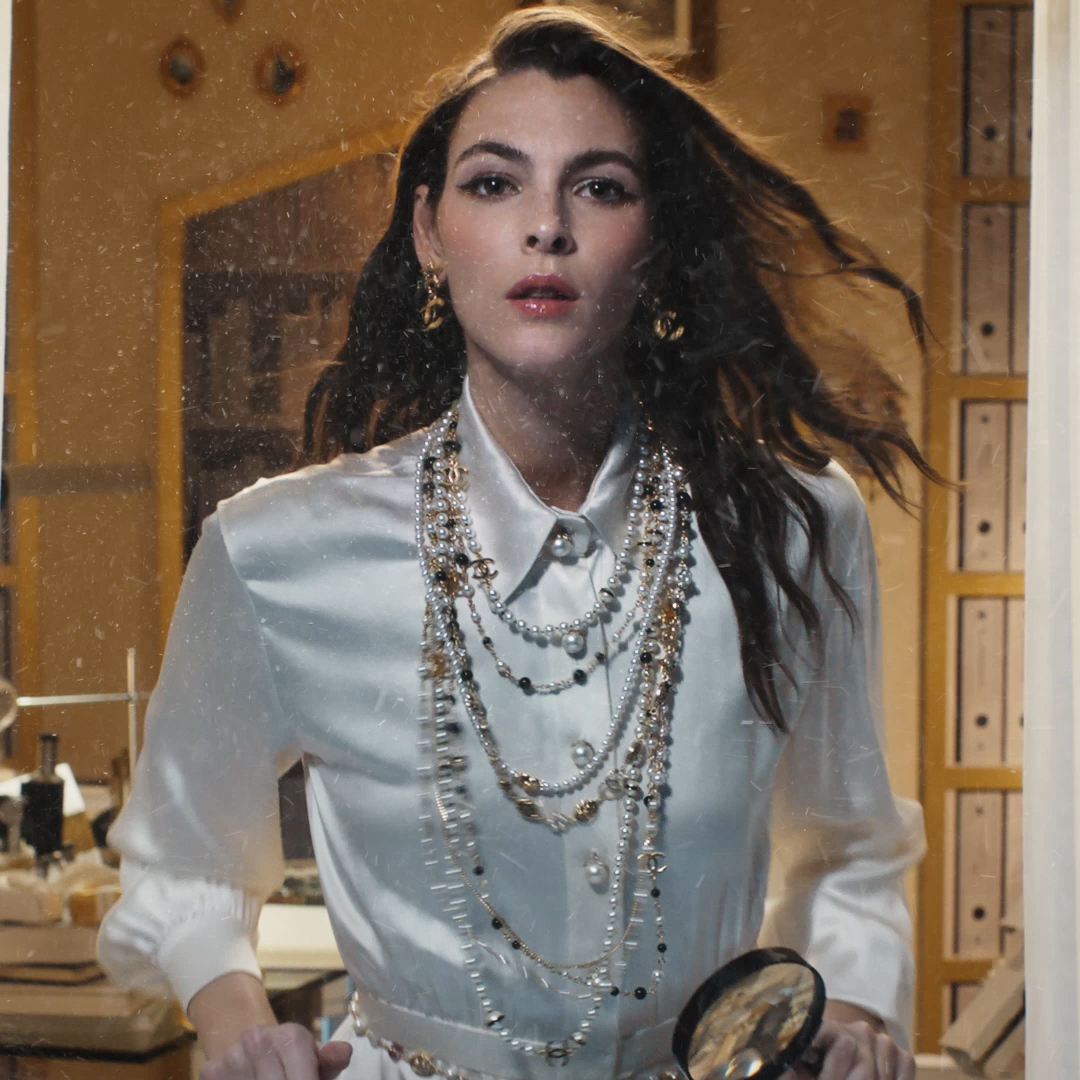 魔法のようなシャネルの世界へ。#CHANELHoliday をタップしたら舞い降りるシャネルのスノーフレーク。特別なフレグランス、きらめくメークアップ、心地よさを極めたスキンケアから、ホリデーを彩る夢のギフトを見つけて。 #CHANELHoliday